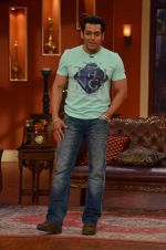 Salman Khan on the sets of Comedy Nights with Kapil in Filmcity, Mumbai on 9th Jan 2014 (71)_52cfeebd71ecc.JPG