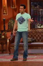 Salman Khan on the sets of Comedy Nights with Kapil in Filmcity, Mumbai on 9th Jan 2014 (78)_52cfeec049bef.JPG