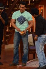 Salman Khan on the sets of Comedy Nights with Kapil in Filmcity, Mumbai on 9th Jan 2014 (85)_52cfeec388a5b.JPG