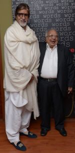 Amitabh Bachchan when Mr. Mohit Kamboj felicitated Shri Amitabhji with _Bullion Gold Star of the Century Award_,. (2)_52d0ad56427e1.JPG
