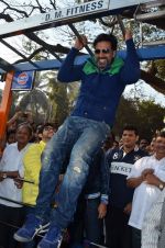 Akshay Kumar at the launch of DM fitness in Worli, Mumbai on 11th Jan 2014 (97)_52d299792004a.JPG