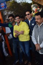 Akshay Kumar, Aditya Thackeray, Dino Morea at the launch of DM fitness in Worli, Mumbai on 11th Jan 2014 (141)_52d299832132b.JPG