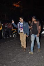 Salman Khan auditions struggling singer on streets of Bandra in Mumbai on 12th Jan 2014 (9)_52d3845177102.JPG