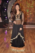 Daisy Shah on the sets of ZEE DID in Mahalaxmi, Mumbai on 13th Jan 2014 (27)_52d4a7f060082.JPG
