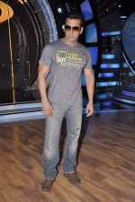 Salman Khan on the sets of ZEE DID in Mahalaxmi, Mumbai on 13th Jan 2014 (16)_52d4a841d4571.JPG