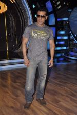 Salman Khan on the sets of ZEE DID in Mahalaxmi, Mumbai on 13th Jan 2014 (41)_52d4a84253788.JPG