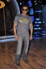 Salman Khan on the sets of ZEE DID in Mahalaxmi, Mumbai on 13th Jan 2014 (42)_52d4a842b0d4e.JPG