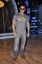Salman Khan on the sets of ZEE DID in Mahalaxmi, Mumbai on 13th Jan 2014 (62)_52d4a849336c7.JPG