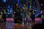 Salman Khan, Daisy Shah on the sets of ZEE DID in Mahalaxmi, Mumbai on 13th Jan 2014 (60)_52d4a81b06a93.JPG