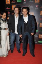 Salman Khan, Arbaaz Khan, Arpita Khan at The Renault Star Guild Awards Ceremony in NSCI, Mumbai on 16th Jan 2014 (24)_52d8dc5a57f67.JPG