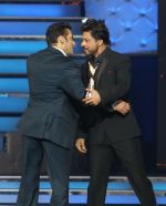 Shahrukh Khan, Salman Khan at The Renault Star Guild Awards Ceremony in NSCI, Mumbai on 16th Jan 2014 (5)_52d8fd9fd64ab.jpg