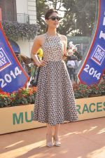 Kareena Kapoor at Mid-day race in RWITC, Mumbai on 18th Jan 2014 (175)_52dbad232c206.JPG