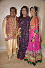 Poonam Dhillon at Rohan Palshetkar_s wedding reception in Mayfair, Mumbai on 20th Jan 2014 (4)_52de160a09b20.JPG