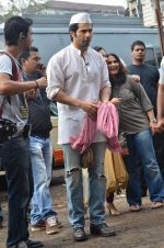 Varun Dhawan snapped shooting in Mumbai Vegetable Market in Mumbai on 21st Jan 2014 (18)_52df6bf9e4a21.JPG
