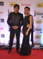 Vivek Oberoi with wife walked the Red Carpet at the 59th Idea Filmfare Awards 2013 at Yash Raj_52e3a0e45f990.jpg