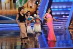 Priyanka Chopra, Malaika Arora Khan promote Gunday on location of India_s got talent in Filmcity, Mumbai on 25th Jan 2014  (16)_52e4e0e684c16.JPG