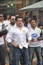 Salman Khan at CCL match in D Y Patil, Mumbai on 25th Jan 2014 (2)_52e4e438eaa4b.JPG