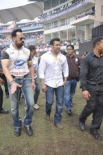 Salman Khan at CCL match in D Y Patil, Mumbai on 25th Jan 2014 (74)_52e4e46204c7b.JPG