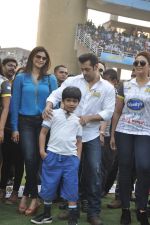 Salman Khan, Daisy Shah at CCL match in D Y Patil, Mumbai on 25th Jan 2014 (110)_52e4e366eef4c.JPG