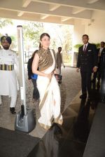 Kareena Kapoor snapped as she goes for an exclusive lunch hosted by Chhaya Momaya in honour oF FIRST LADY OF fRANCE Valerie Trierweiler in Mumbai on 27th Jan 2014 (3)_52e65a817599f.JPG