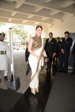 Kareena Kapoor snapped as she goes for an exclusive lunch hosted by Chhaya Momaya in honour oF FIRST LADY OF fRANCE Valerie Trierweiler in Mumbai on 27th Jan 2014 (5)_52e65a825302a.JPG