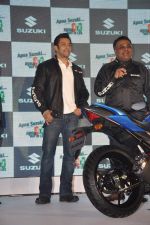 Salman Khan at Suzuki bike launch in Taj Land_s End, Mumbai on 27th Jan 2014 (65)_52e74313d60fa.JPG