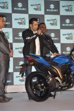 Salman Khan at Suzuki bike launch in Taj Land_s End, Mumbai on 27th Jan 2014 (78)_52e74318d69af.JPG