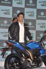 Salman Khan at Suzuki bike launch in Taj Land_s End, Mumbai on 27th Jan 2014 (82)_52e7431a67bdd.JPG