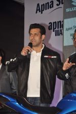 Salman Khan at Suzuki bike launch in Taj Land_s End, Mumbai on 27th Jan 2014 (88)_52e7431c879fb.JPG