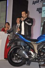 Salman Khan at Suzuki bike launch in Taj Land_s End, Mumbai on 27th Jan 2014 (89)_52e7431cde45d.JPG
