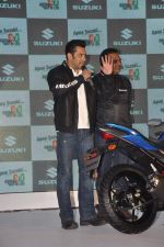 Salman Khan at Suzuki bike launch in Taj Land_s End, Mumbai on 27th Jan 2014 (91)_52e7431dd16be.JPG