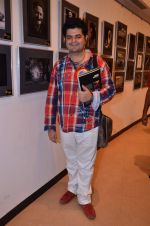 Dabboo Ratnani at photography exhibition in Kalaghoda, Mumbai on 27th Jan 2014 (19)_52e9f6b050c62.JPG