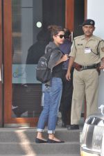 Priyanka Chopra snapped at Airport in Mumbai on 29th jan 2014 (23)_52e9fd6bd3e8a.JPG