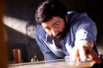 Harman Baweja, Sunny Deol in the still from movie Dishkiyaoon (5)_52eb0594383cb.jpg