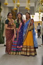 Ahana Deol, Hema Malini, Esha Deol at Ahana Deol_s Mehndi Ceremony in Mumbai on 31st Jan 2014 (38)_52ec9db19f78e.JPG