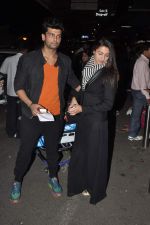 Gauhar Khan and Kushal Tandon snapped at the airport in Mumbai on 2nd Feb 2014 (5)_52ef6072c5a97.JPG