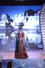Madhuri Dixit at Manish malhotra show for save n empower the girl child cause by lilavati hospital in Mumbai on 5th Feb 2014 (11)_52f3c5673f2de.jpg