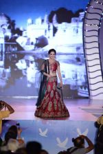 Madhuri Dixit at Manish malhotra show for save n empower the girl child cause by lilavati hospital in Mumbai on 5th Feb 2014 (12)_52f3c56788bef.jpg