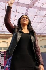Parineeti Chopra grooved on the songs of Hasee Toh Phasee with students in a School, Noida on 5th Feb 2014 (12)_52f3bdd47b233.JPG