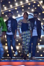 Priyanka Chopra, Arjun Kapoor, Ranveer Singh at gunday promotions on the sets of Boogie Woogie in Malad, Mumbai on 6th Feb 2014 (63)_52f3d98d1d240.JPG