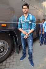 Sidharth Malhotra at Hasee Toh Phasee promotions in mehboob, Mumbai on 6th Feb 2014 (23)_52f3d8e1e4254.JPG