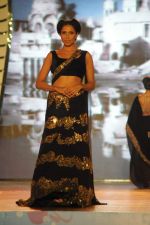 at Manish malhotra show for save n empower the girl child cause by lilavati hospital in Mumbai on 5th Feb 2014(275)_52f3c2fb727b8.JPG