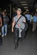 Aamir Khan snapped at the Airport in Mumbai on 8th Feb 2014 (12)_52f775f032e48.JPG