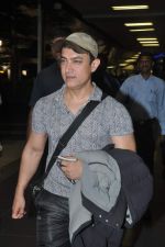 Aamir Khan snapped at the Airport in Mumbai on 8th Feb 2014 (13)_52f775f0ad92b.JPG