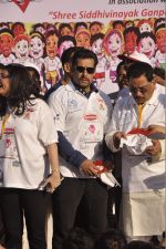 Salman Khan at First edition of little hearts marathon in Mumbai on 8th Feb 2014 (11)_52f778a705252.JPG