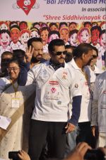 Salman Khan at First edition of little hearts marathon in Mumbai on 8th Feb 2014 (7)_52f778a32d74f.JPG