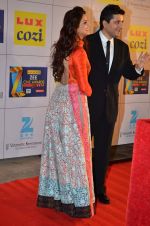 Sonali bendre, Goldie Behl at Zee Awards red carpet in Filmcity, Mumbai on 8th Feb 2014 (160)_52f77de4412d2.JPG