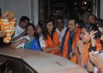 Salman Khan, Daisy Shah visit Siddhivinayak in Mumbai on 9th Feb 2014 (7)_52f87136f2627.JPG