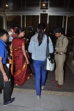 Anushka Sharma snapped at airport in Mumbai on 12th Feb 2014 (1)_52fc6eac904c4.JPG