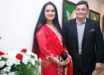 Padmini kolhapure & Rishi Kapoor at Bharat Tripathi_s Tirthankar exhibition in Mumbai on 13th Feb 2014 (1)_52fdb9ff3604f.jpg